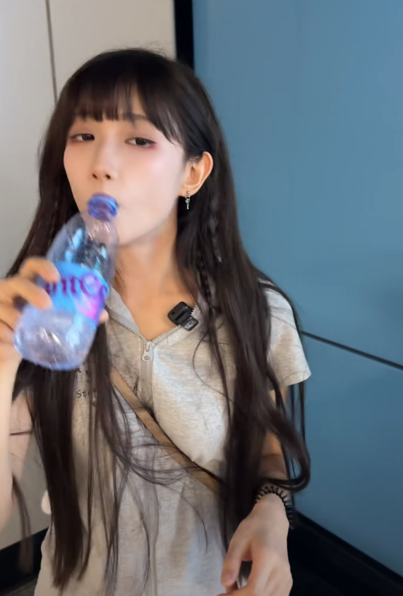 鍾婷解釋為何教喝水後不要扔水樽,原因為部份港鐵站提供免費飲水機,笑指「兩塊錢可以喝一天」。