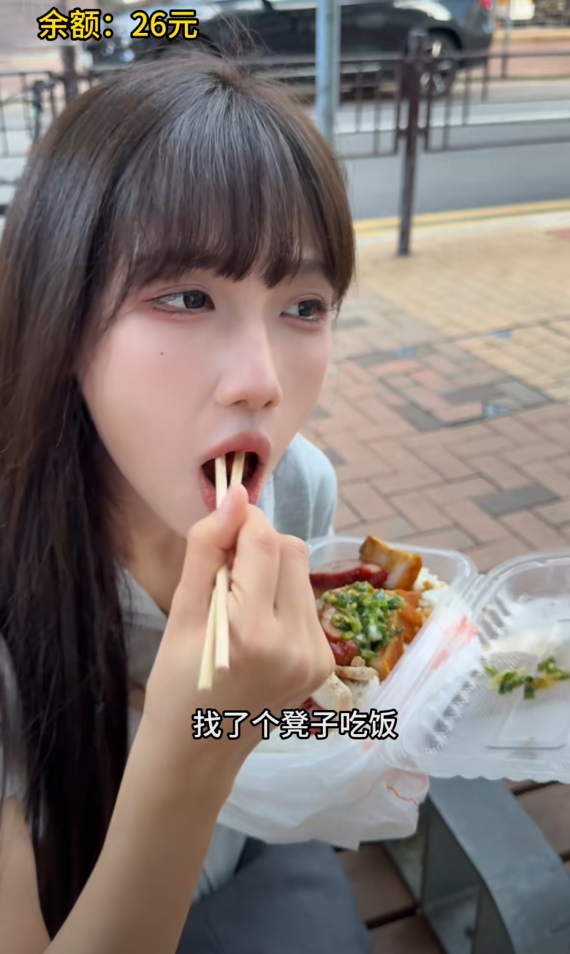 晚餐時段,鍾婷還有44元,她去荃灣1間燒味舖買了盒18元的叉燒燒肉雙拼飯,再找椅子坐下吃飯