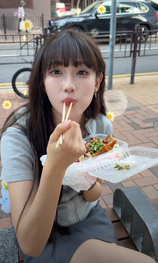 晚餐時段,鍾婷還有44元,她去荃灣1間燒味舖買了盒18元的叉燒燒肉雙拼飯,再找椅子坐下吃飯