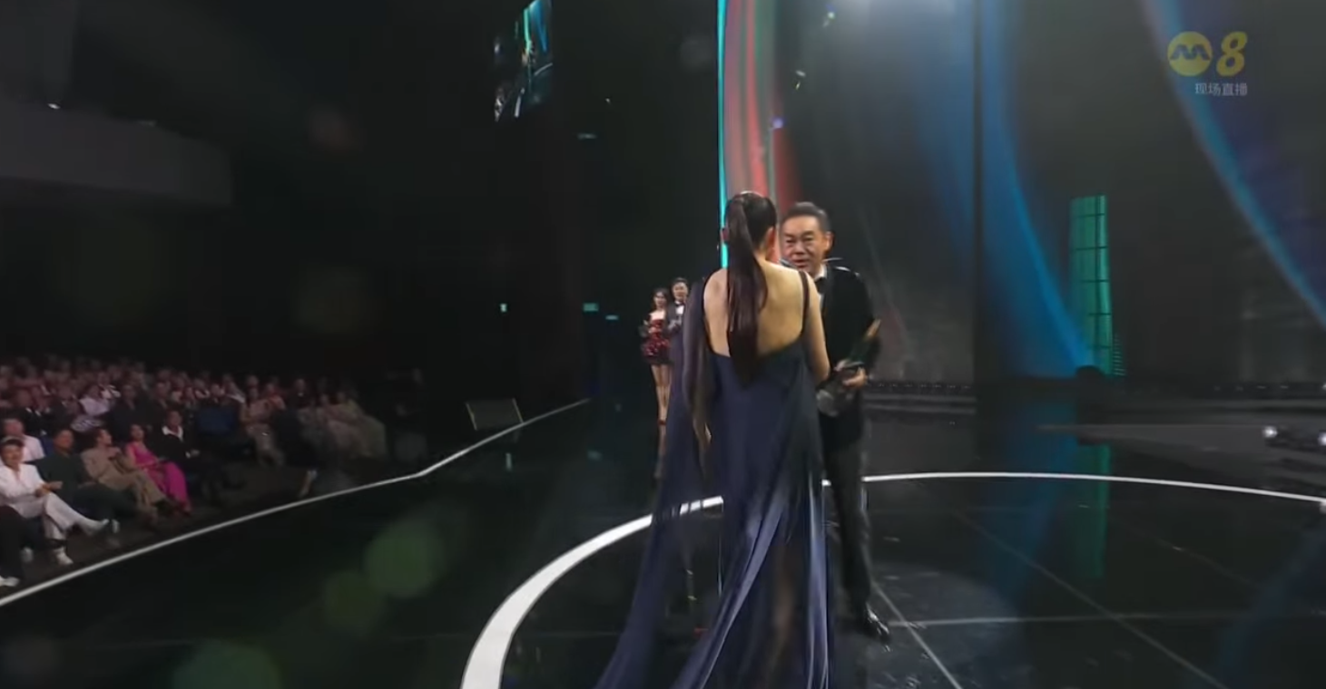 宣萱憑住劇集《誰殺了她》於《紅星大獎2025》獲得「最佳女主角」,並從劉青雲手上接過獎項。