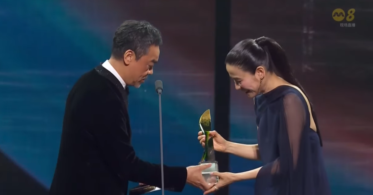 宣萱憑住劇集《誰殺了她》於《紅星大獎2025》獲得「最佳女主角」,並從劉青雲手上接過獎項。