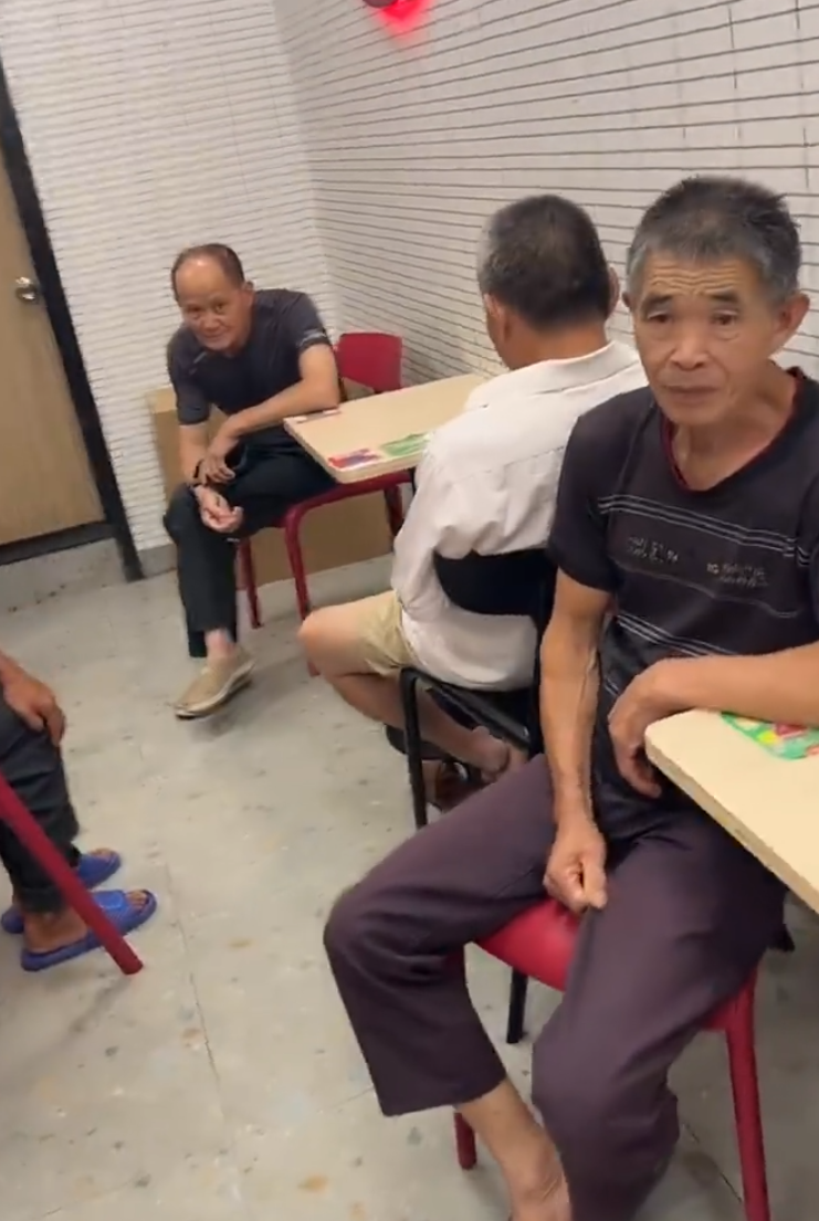 江西吉安最華萊士漢堡快餐店營業期間不少長者聚集嘆冷氣,惟未有光顧,有的還除鞋踩凳、躺沙發。店員無奈放喇叭提示:「要聊天去外面聊,這兒不是老年活動中心」。(影片截圖)