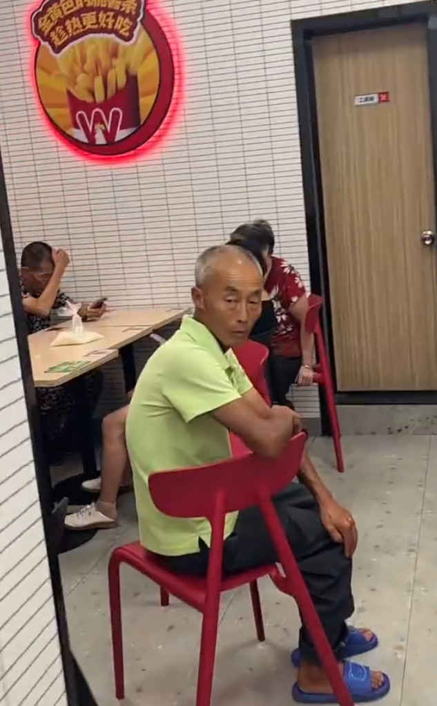 江西吉安最華萊士漢堡快餐店營業期間不少長者聚集嘆冷氣,惟未有光顧,有的還除鞋踩凳、躺沙發。店員無奈放喇叭提示:「要聊天去外面聊,這兒不是老年活動中心」。(影片截圖)