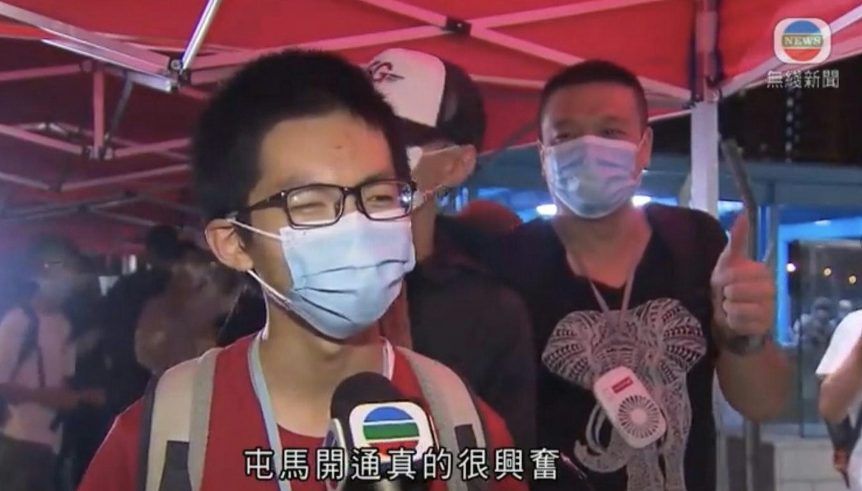 2021年6月27日港鐵屯馬線通車,鐵路迷「羅同學」羅哲琛難掩喜悅,接受無綫新聞採訪時即場唱出改編自《綠袖子》的「屯馬~開通~真的很興奮……」,令他成為網紅