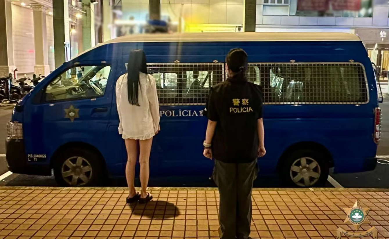澳門治安警察局持續展開一連串打擊賣淫行動,於2025年6月在新口岸區娛樂場附近一帶共截獲懷疑從事賣淫活動的10名女子及2名作女性打扮的男子。(澳門治安警察局)