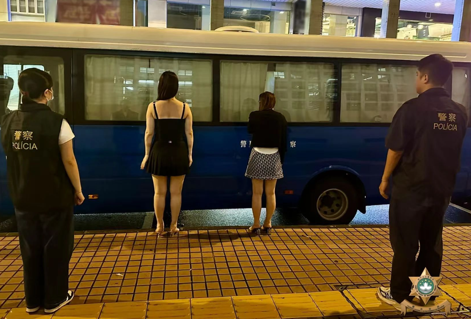 澳門治安警察局持續展開一連串打擊賣淫行動,於2025年6月在新口岸區娛樂場附近一帶共截獲懷疑從事賣淫活動的10名女子及2名作女性打扮的男子。(澳門治安警察局)