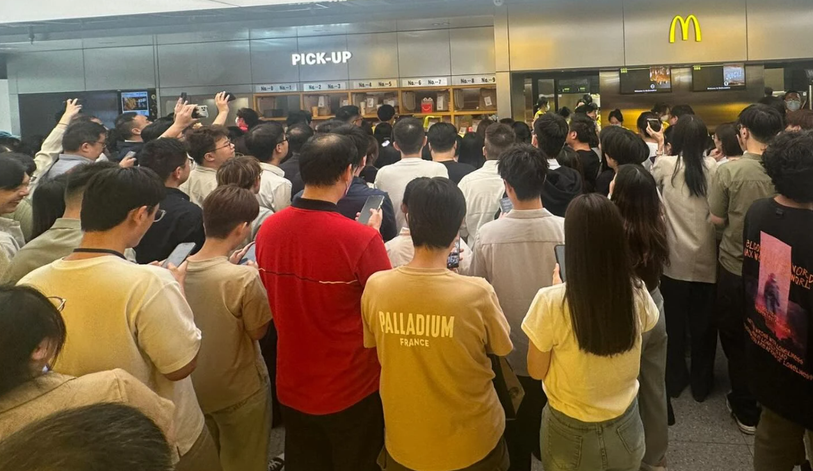 Chiikawa經濟|據社交平台照片所見,多區麥當勞店內均排長龍。