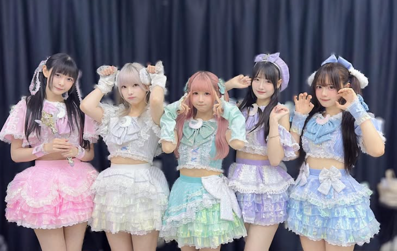 土生土長的香港女生所組成的隊伍モノクローム (MONOCHROME)。