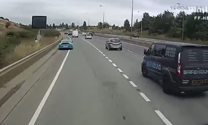 貨車撞到保時捷(左下)的一刻。(互聯網)