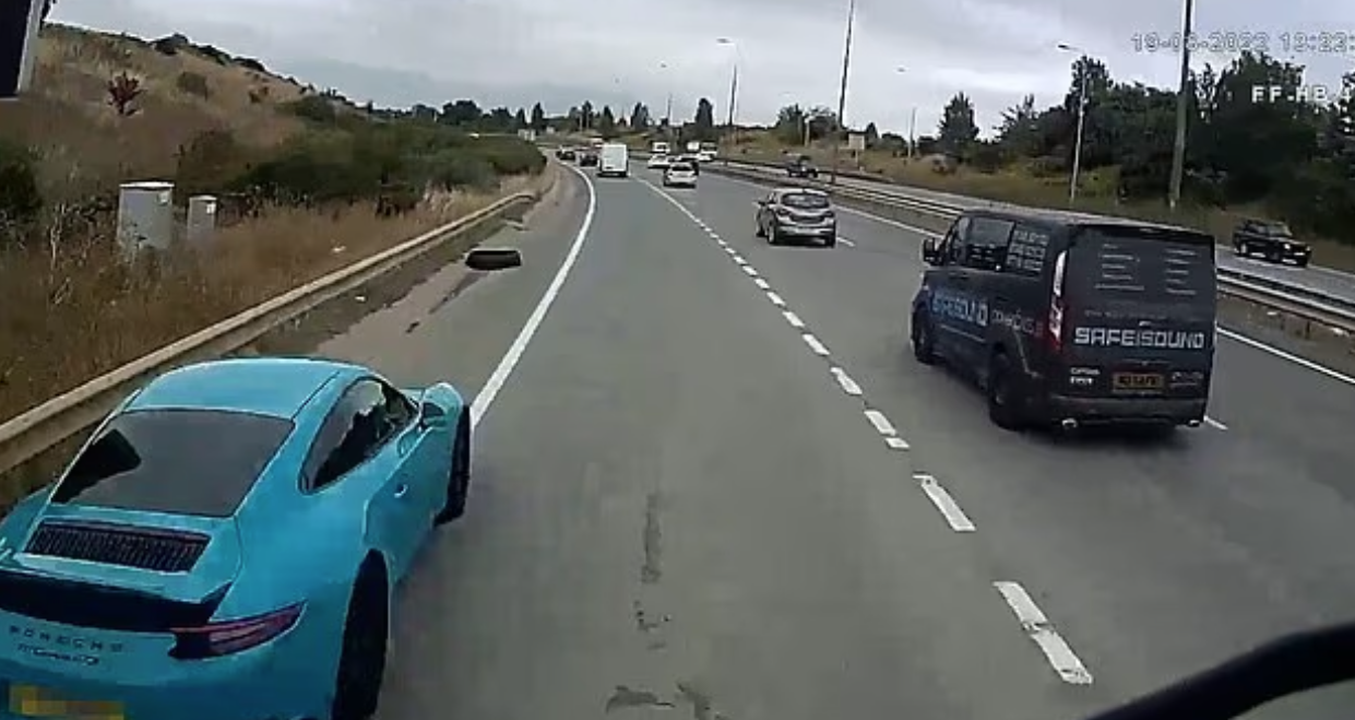 貨車撞到保時捷(左下)的一刻。(互聯網)