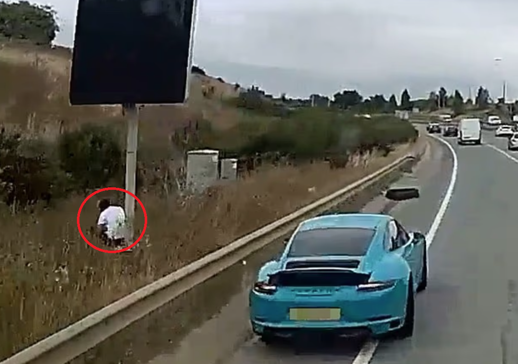 貨車撞到保時捷(左下)的一刻。(互聯網)