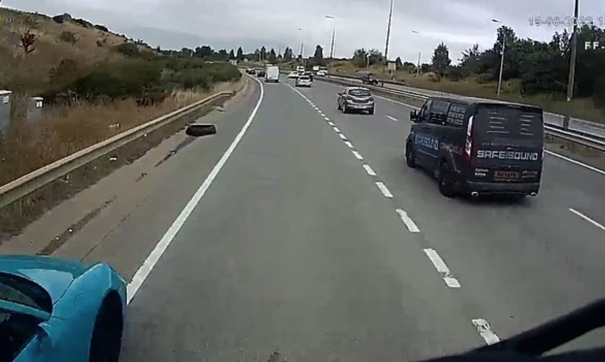 貨車撞到保時捷(左下)的一刻。(互聯網)