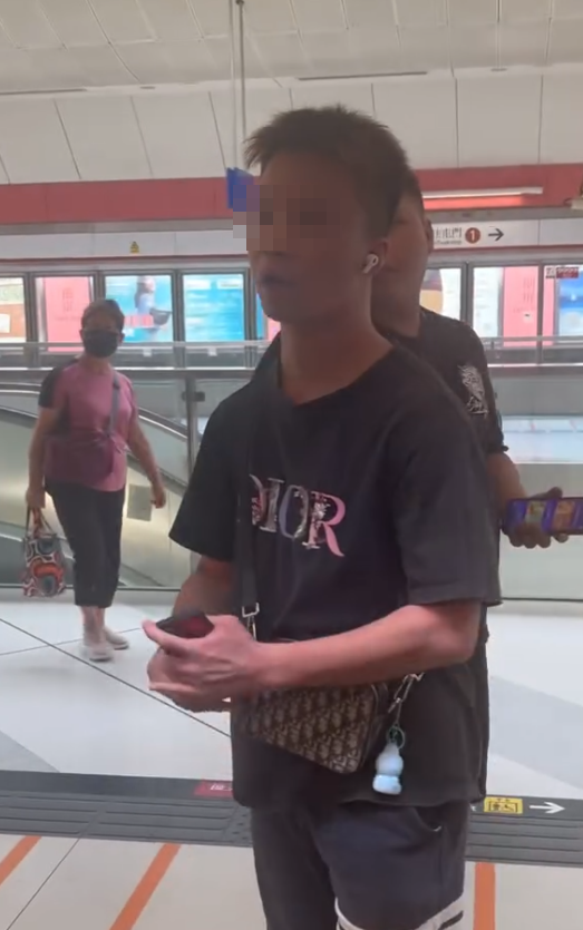 港鐵朗屏站一名黑衣男子疑落車時與人有肢體接觸後情緒激動,於月台公然聲稱是三合會「新X安」成員威嚇乘客。(Threads)