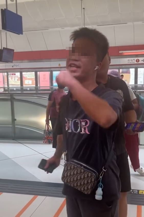 港鐵朗屏站一名黑衣男子疑落車時與人有肢體接觸後情緒激動,於月台公然聲稱是三合會「新X安」成員威嚇乘客。(Threads)