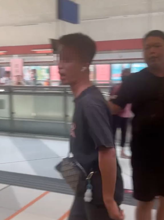 港鐵朗屏站一名黑衣男子疑落車時與人有肢體接觸後情緒激動,於月台公然聲稱是三合會「新X安」成員威嚇乘客。(Threads)