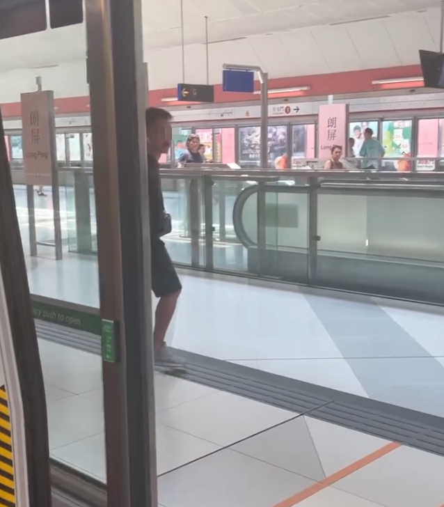 港鐵朗屏站一名黑衣男子疑落車時與人有肢體接觸後情緒激動,於月台公然聲稱是三合會「新X安」成員威嚇乘客。(Threads)