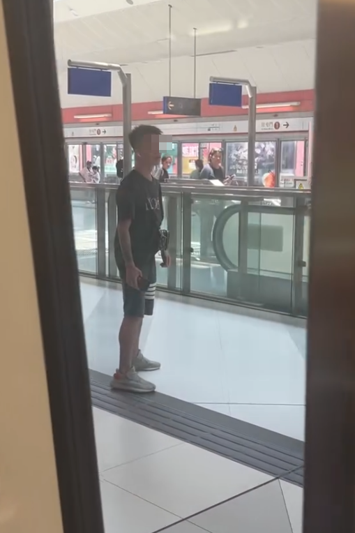 港鐵朗屏站一名黑衣男子疑落車時與人有肢體接觸後情緒激動,於月台公然聲稱是三合會「新X安」成員威嚇乘客。(Threads)