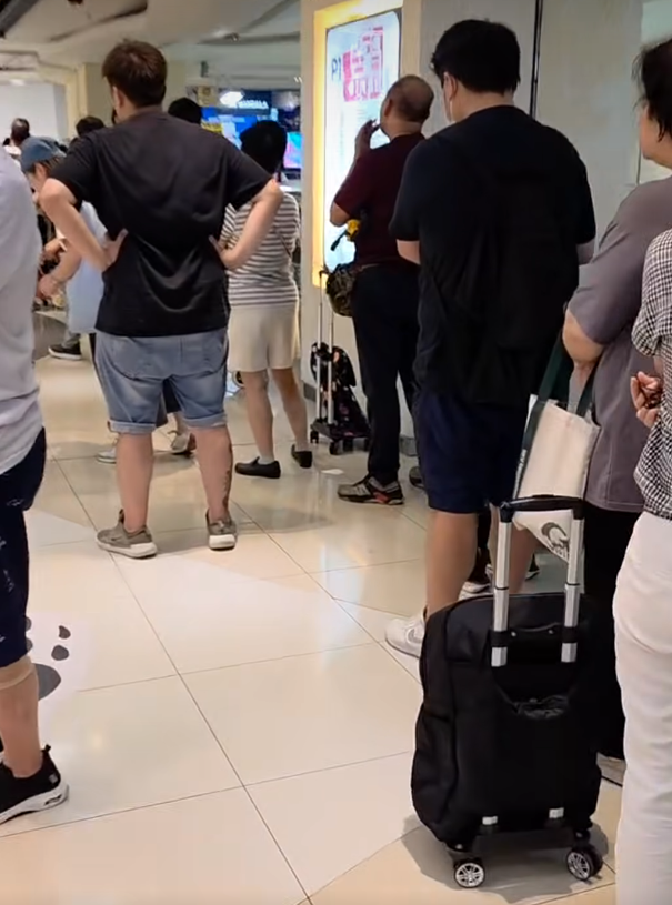 網購平台「拼多多」與香港順豐停止合作,坑口南豐廣場「菜鳥驛站」自提點出現排隊人龍。(方保僑fb)