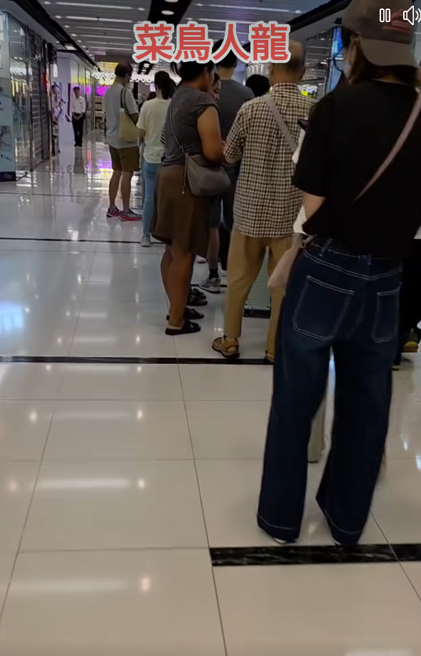 網購平台「拼多多」與香港順豐停止合作,坑口南豐廣場「菜鳥驛站」自提點出現排隊人龍。(方保僑fb)