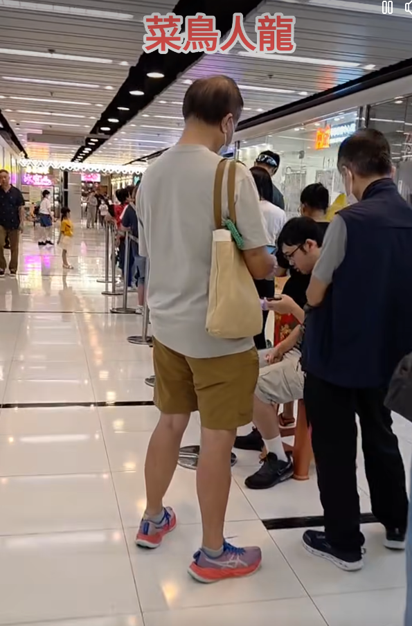 網購平台「拼多多」與香港順豐停止合作,坑口南豐廣場「菜鳥驛站」自提點出現排隊人龍。(方保僑fb)