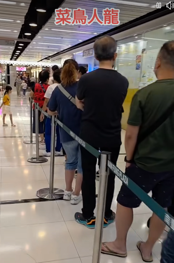 網購平台「拼多多」與香港順豐停止合作,坑口南豐廣場「菜鳥驛站」自提點出現排隊人龍。(方保僑fb)