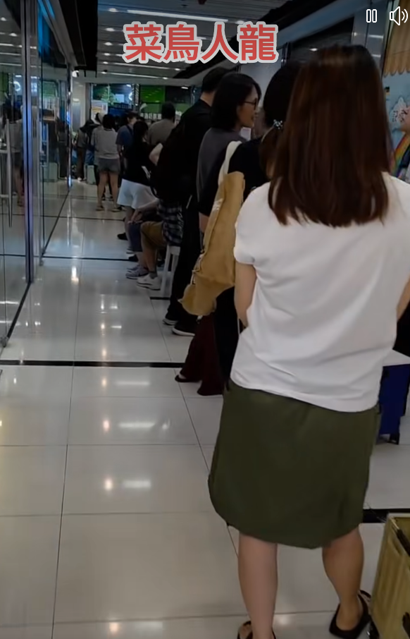 網購平台「拼多多」與香港順豐停止合作,坑口南豐廣場「菜鳥驛站」自提點出現排隊人龍。(方保僑fb)