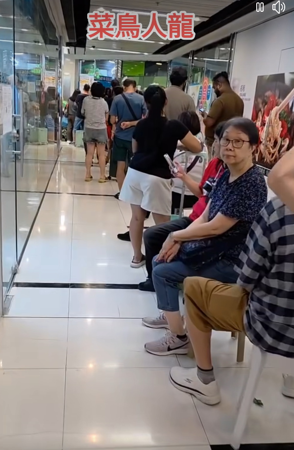 網購平台「拼多多」與香港順豐停止合作,坑口南豐廣場「菜鳥驛站」自提點出現排隊人龍。(方保僑fb)