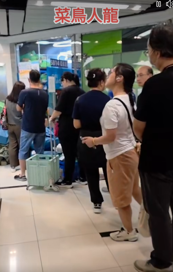 網購平台「拼多多」與香港順豐停止合作,坑口南豐廣場「菜鳥驛站」自提點出現排隊人龍。(方保僑fb)