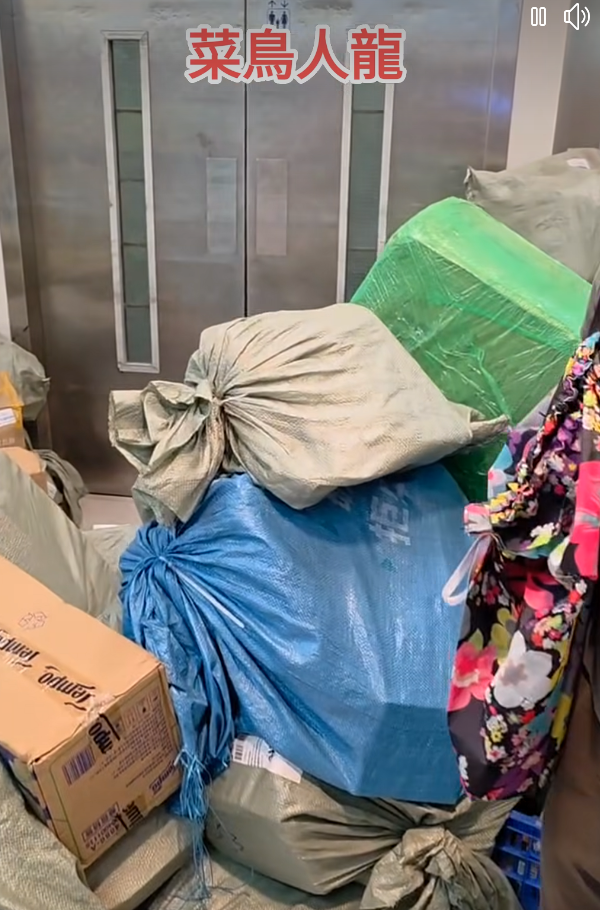 網購平台「拼多多」與香港順豐停止合作,坑口南豐廣場「菜鳥驛站」自提點出現排隊人龍。(方保僑fb)