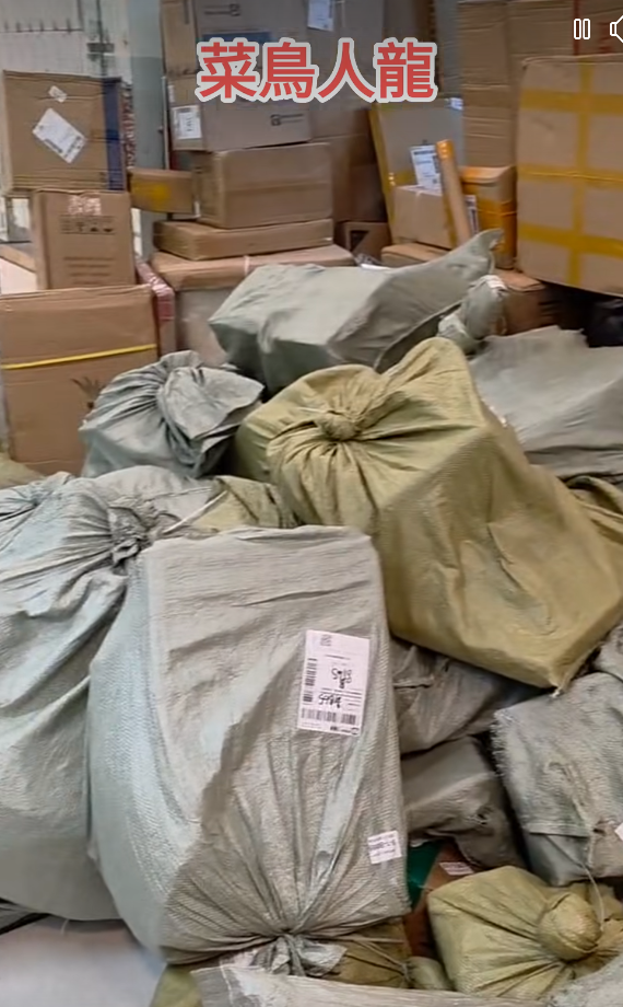 網購平台「拼多多」與香港順豐停止合作,坑口南豐廣場「菜鳥驛站」自提點出現排隊人龍。(方保僑fb)