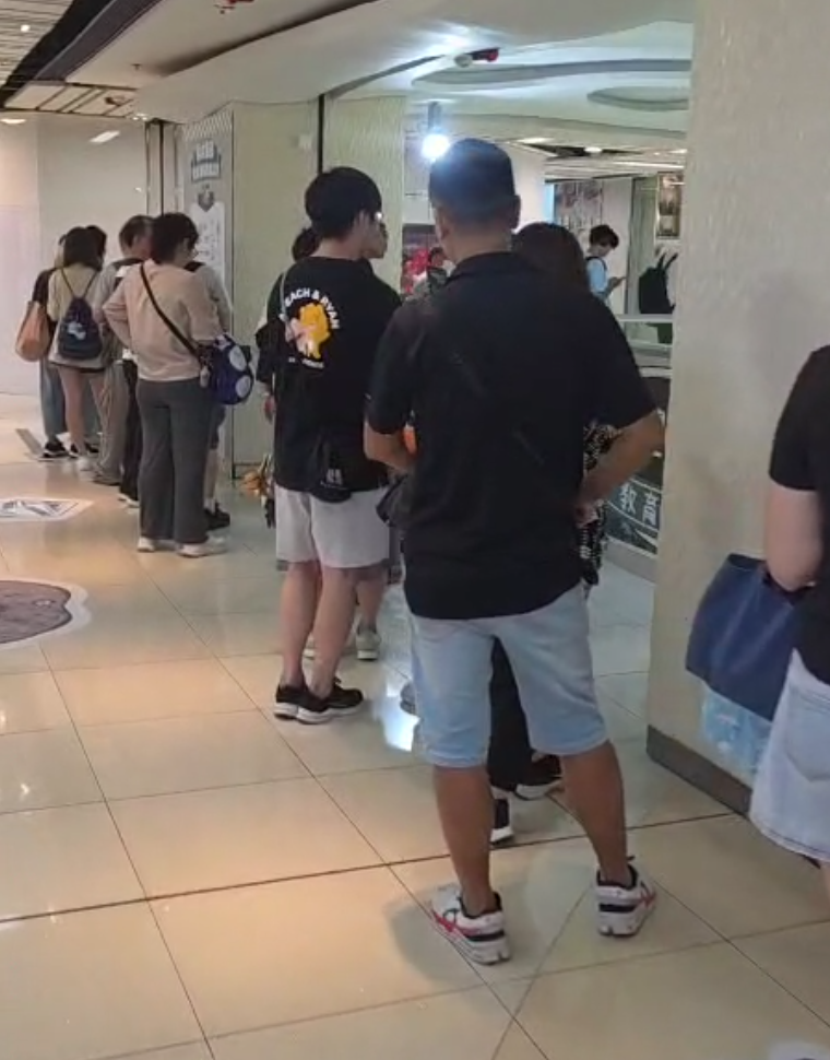 網購平台「拼多多」與香港順豐停止合作,坑口南豐廣場「菜鳥驛站」自提點出現排隊人龍。(方保僑提供)