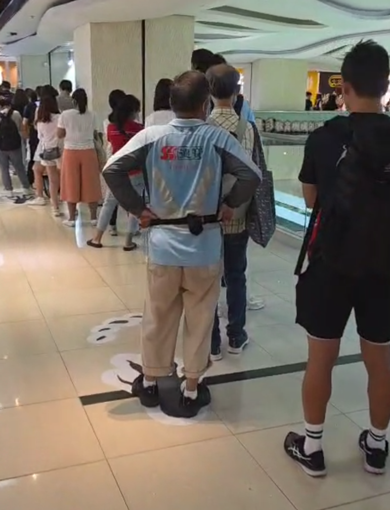 網購平台「拼多多」與香港順豐停止合作,坑口南豐廣場「菜鳥驛站」自提點出現排隊人龍。(方保僑提供)