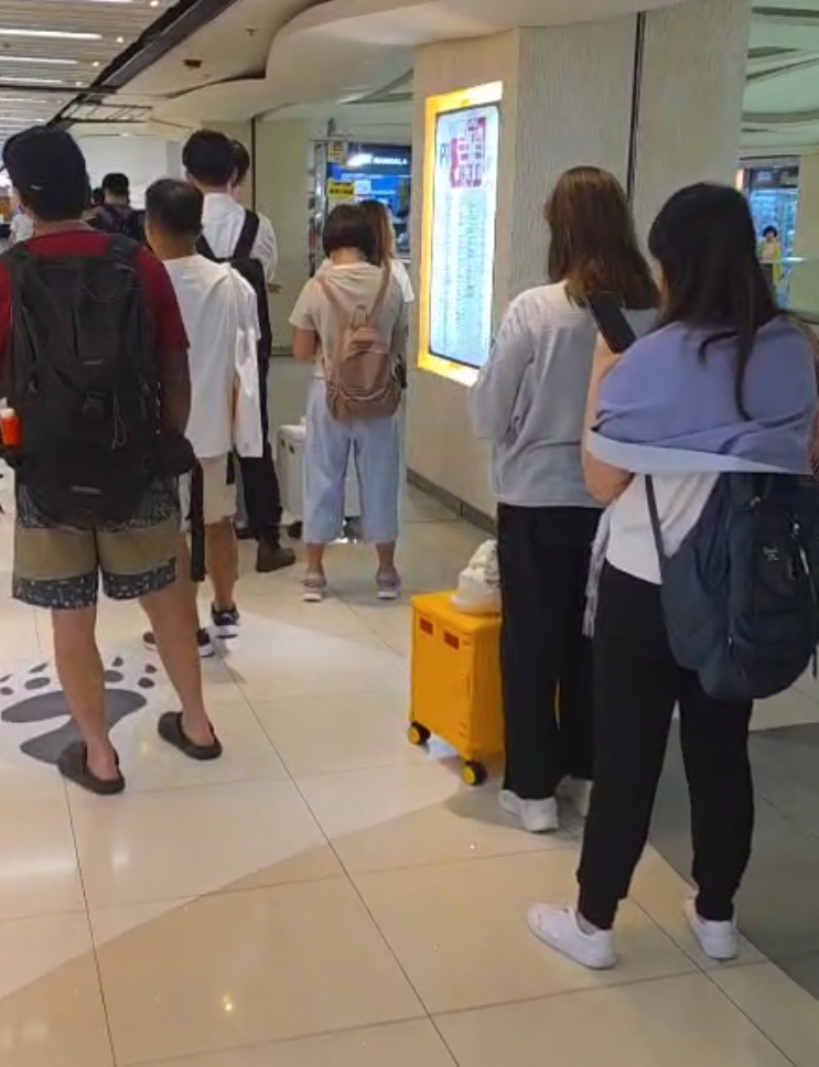 網購平台「拼多多」與香港順豐停止合作,坑口南豐廣場「菜鳥驛站」自提點出現排隊人龍。(方保僑提供)