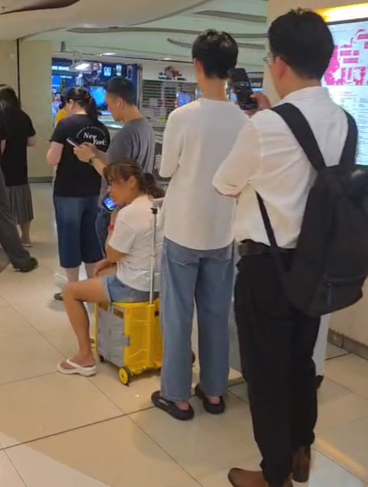 網購平台「拼多多」與香港順豐停止合作,坑口南豐廣場「菜鳥驛站」自提點出現排隊人龍。(方保僑提供)