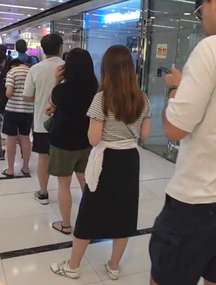 網購平台「拼多多」與香港順豐停止合作,坑口南豐廣場「菜鳥驛站」自提點出現排隊人龍。(方保僑提供)