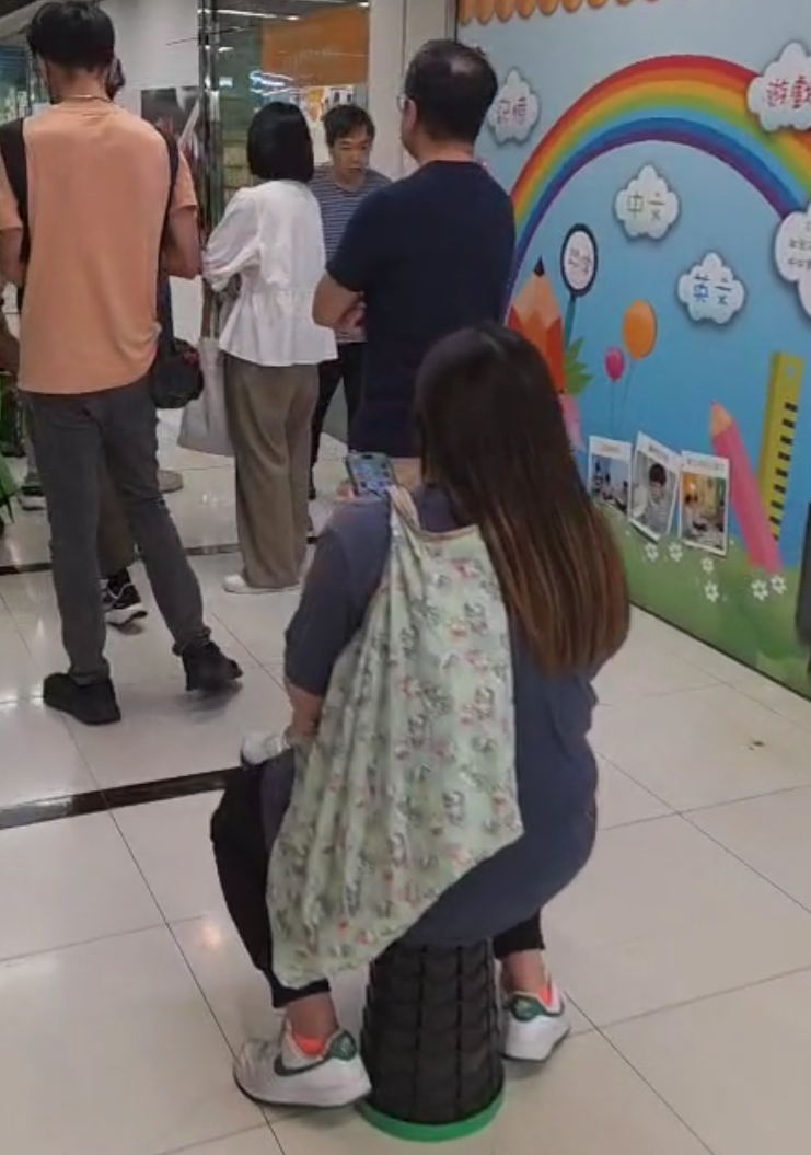 網購平台「拼多多」與香港順豐停止合作,坑口南豐廣場「菜鳥驛站」自提點出現排隊人龍。(方保僑提供)