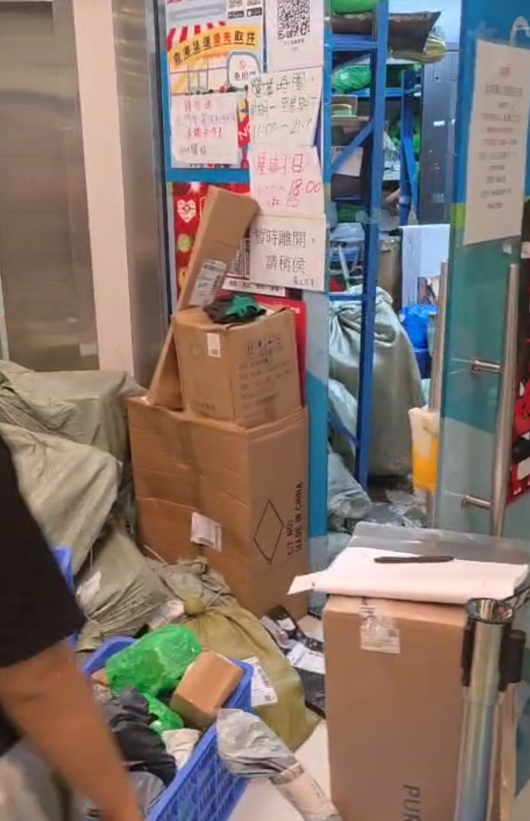 網購平台「拼多多」與香港順豐停止合作,坑口南豐廣場「菜鳥驛站」自提點出現排隊人龍。(方保僑提供)