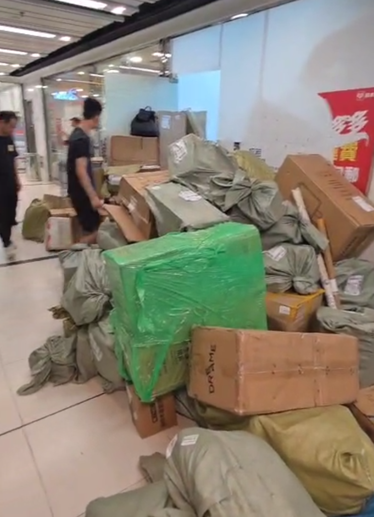 網購平台「拼多多」與香港順豐停止合作,坑口南豐廣場「菜鳥驛站」自提點出現排隊人龍。(方保僑提供)