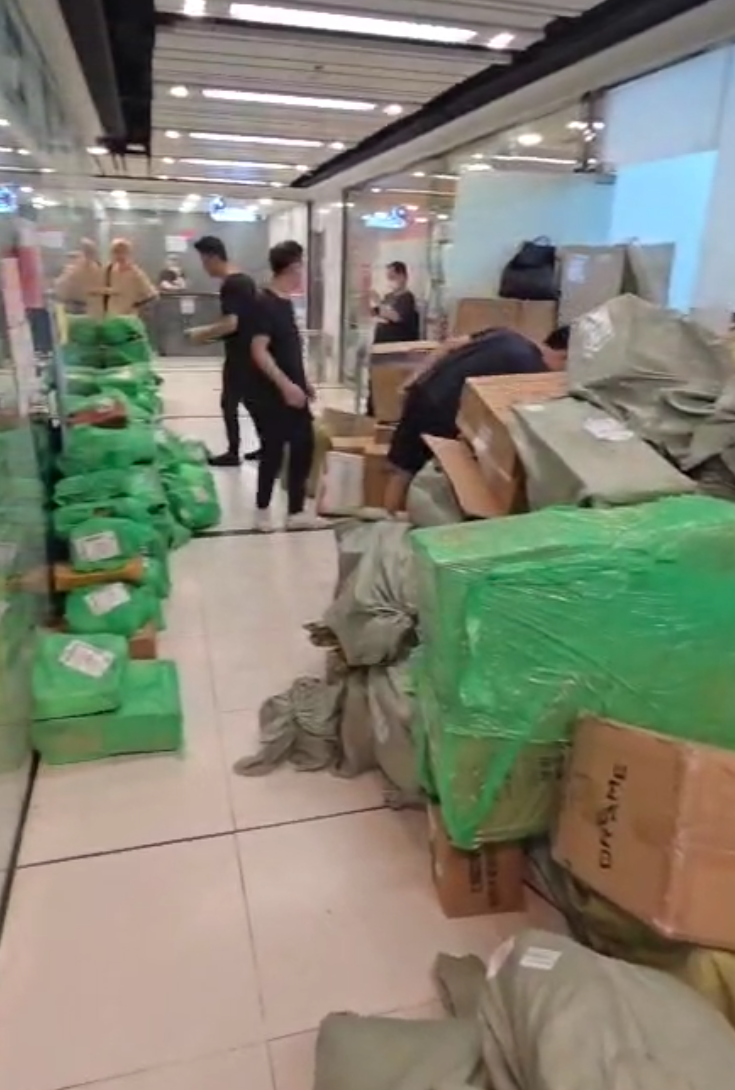 網購平台「拼多多」與香港順豐停止合作,坑口南豐廣場「菜鳥驛站」自提點出現排隊人龍。(方保僑提供)