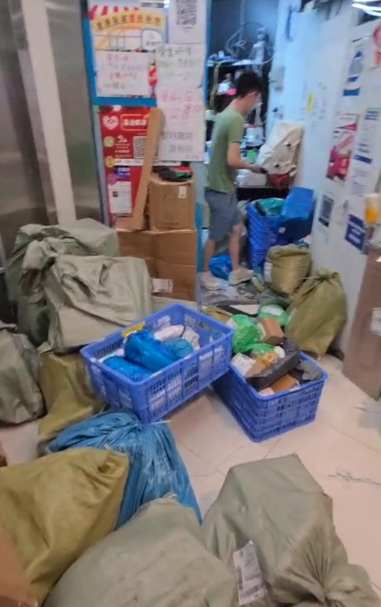 網購平台「拼多多」與香港順豐停止合作,坑口南豐廣場「菜鳥驛站」自提點出現排隊人龍。(方保僑提供)