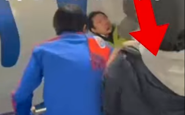 遇襲的中國球迷臉上有血跡。(影片截圖)