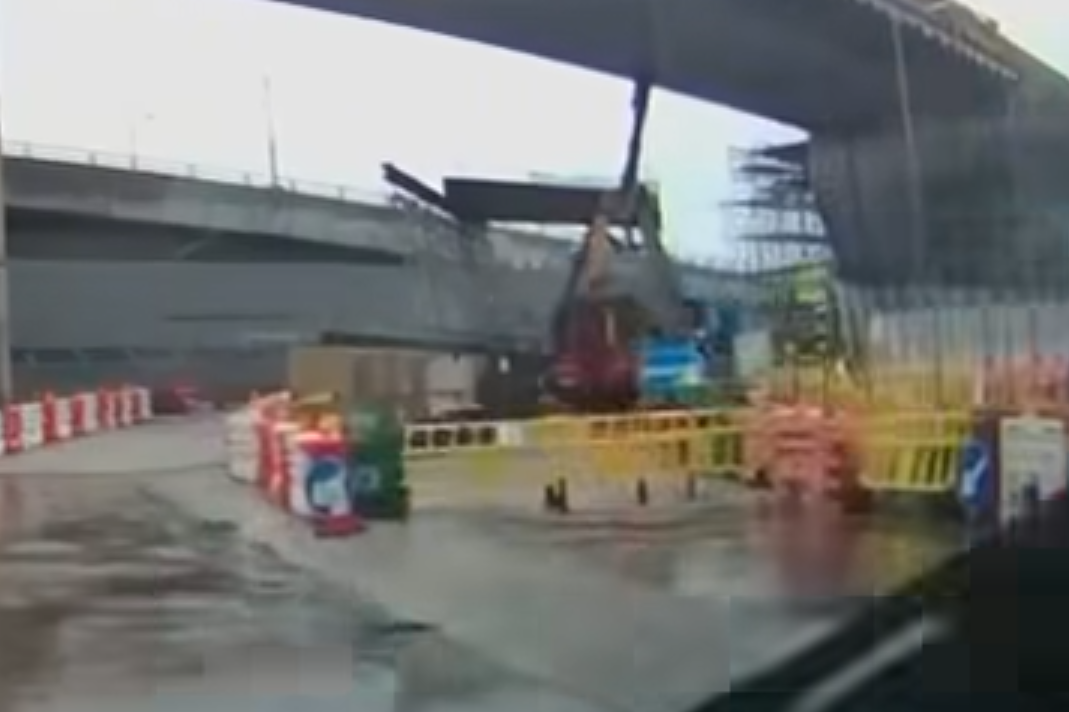 港珠澳大橋香港口岸人工島發生工業意外,社交平台流傳車Cam影片。(HongKong CarCam fb)