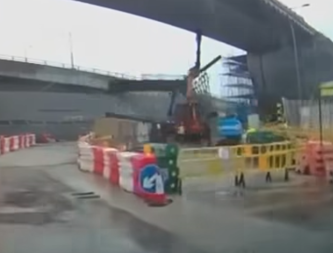 港珠澳大橋香港口岸人工島發生工業意外,社交平台流傳車Cam影片。(HongKong CarCam fb)