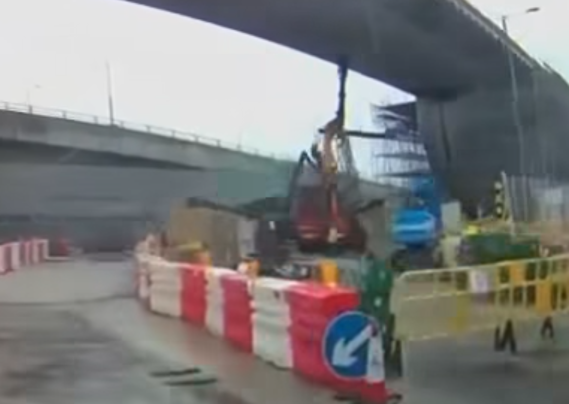 港珠澳大橋香港口岸人工島發生工業意外,社交平台流傳車Cam影片。(HongKong CarCam fb)