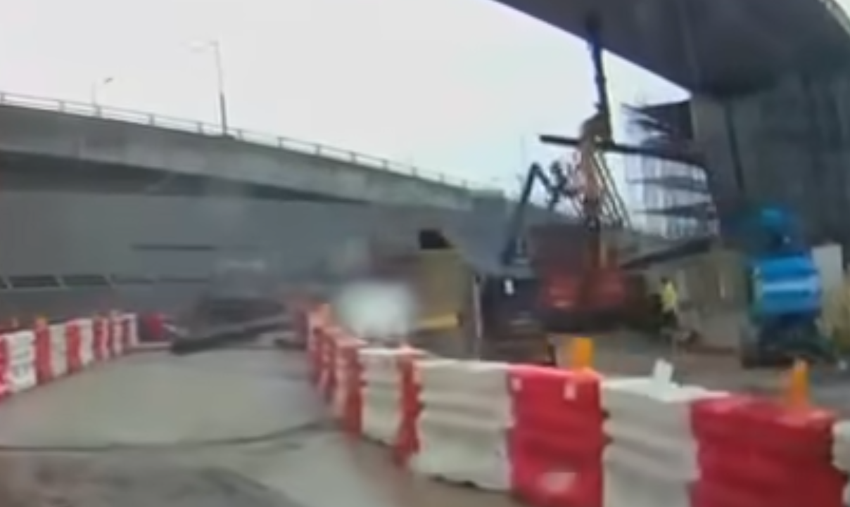 港珠澳大橋香港口岸人工島發生工業意外,社交平台流傳車Cam影片。(HongKong CarCam fb)