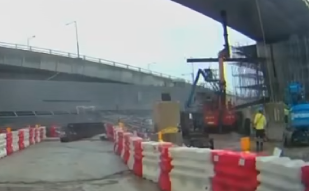 港珠澳大橋香港口岸人工島發生工業意外,社交平台流傳車Cam影片。(HongKong CarCam fb)