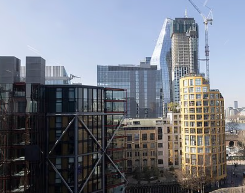 涉事辦公大樓(後)與事主的寓所(前)。(互聯網)