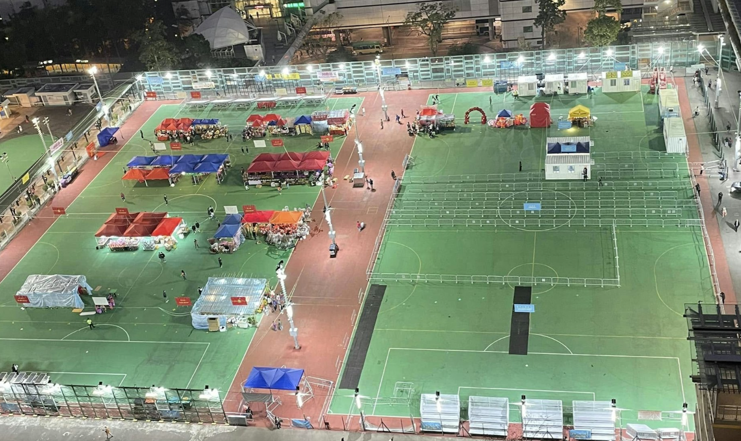 黃大仙區花市今年搬往慈雲山邨中央遊樂場,但當時只有59%攤檔租出,營運情況亦欠理想。(網上圖片)