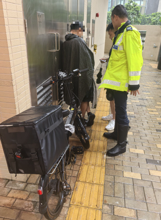 東九龍總區警員於秀茂坪、觀塘、黃大仙及將軍澳區內進行打擊「非法駕駛電動可移動工具」行動。(警方圖片)