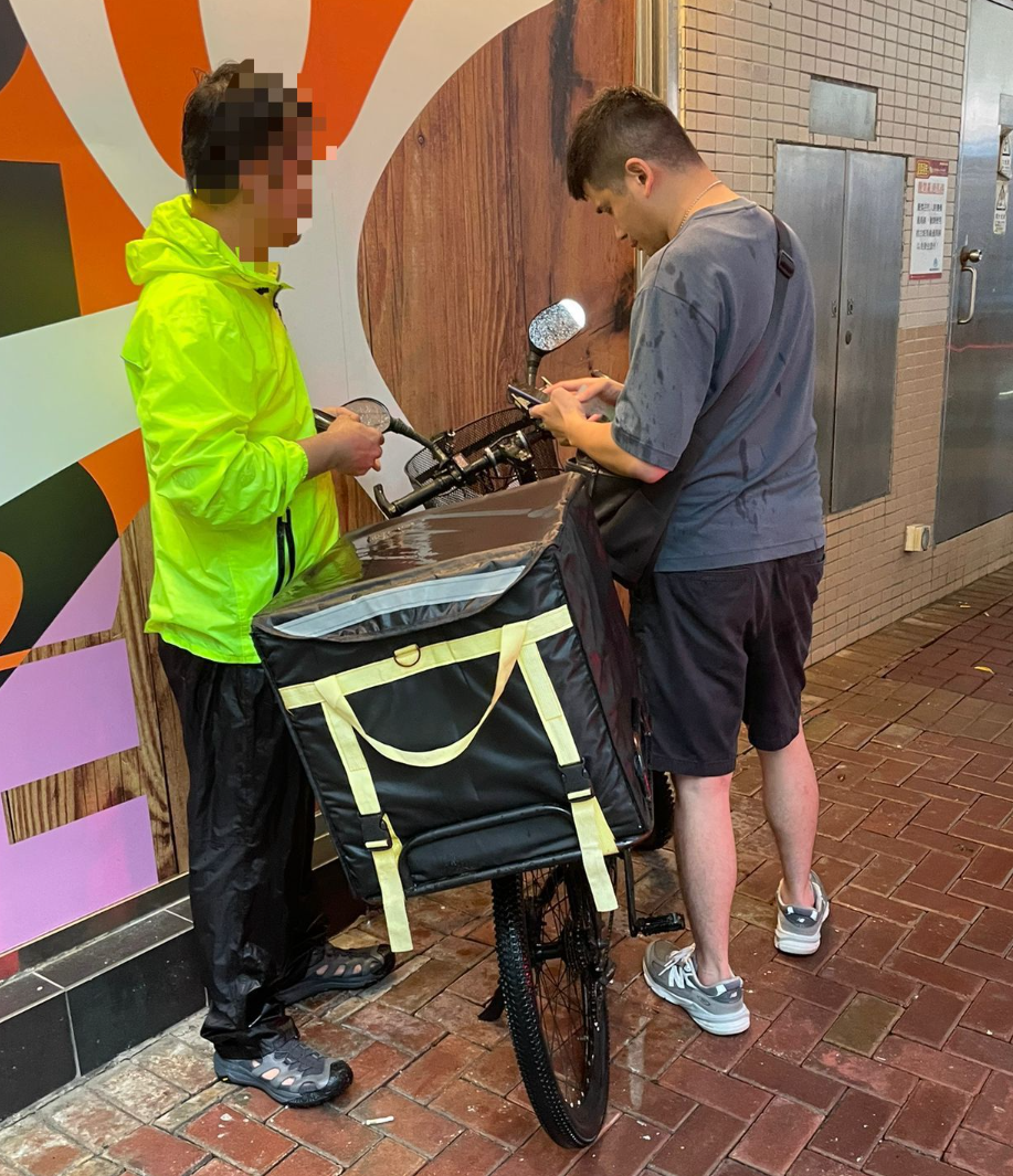 東九龍總區警員於秀茂坪、觀塘、黃大仙及將軍澳區內進行打擊「非法駕駛電動可移動工具」行動。(警方圖片)